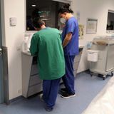 Simon Surjasentana bei seiner Arbeit im Krankenhaus