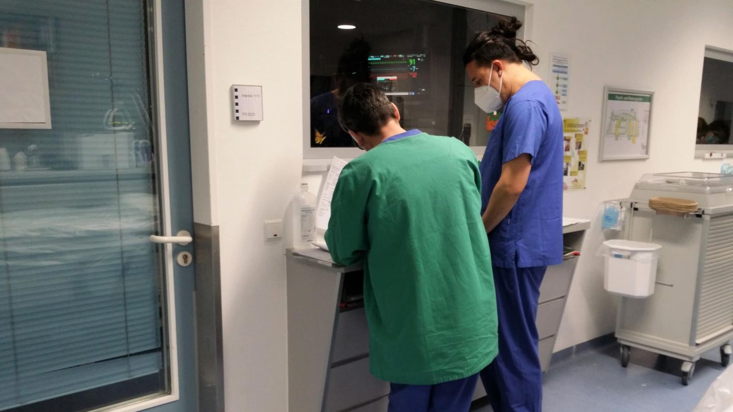 Simon Surjasentana bei seiner Arbeit im Krankenhaus