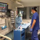 Simon Surjasentana bei der Arbeit als Intensivpfleger