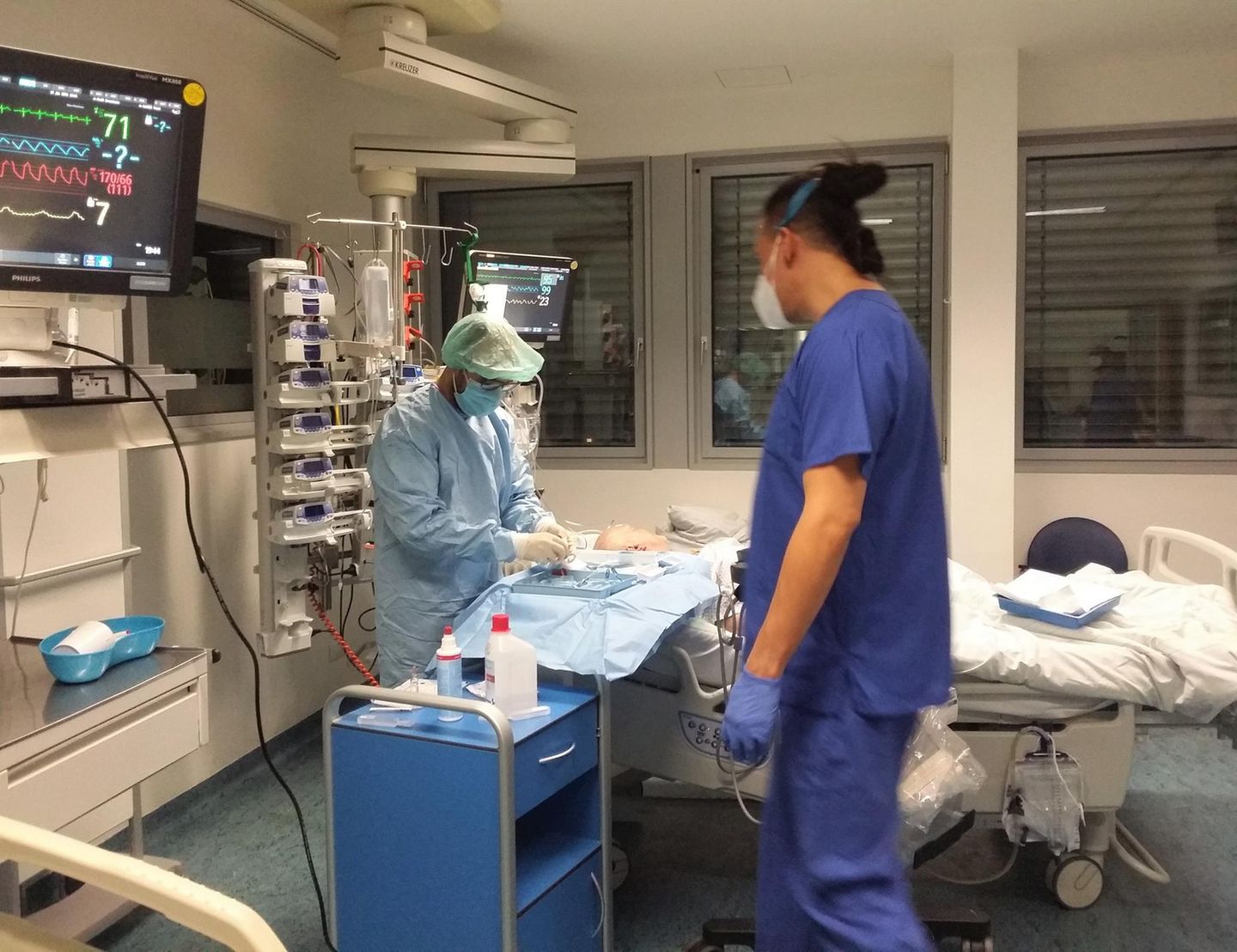 Simon Surjasentana bei der Arbeit als Intensivpfleger