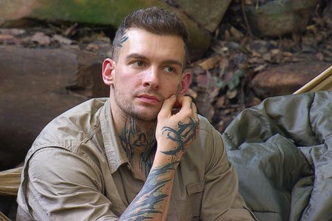 Eric Stehfest sitzt im Dschungelcamp auf seiner Hängematte