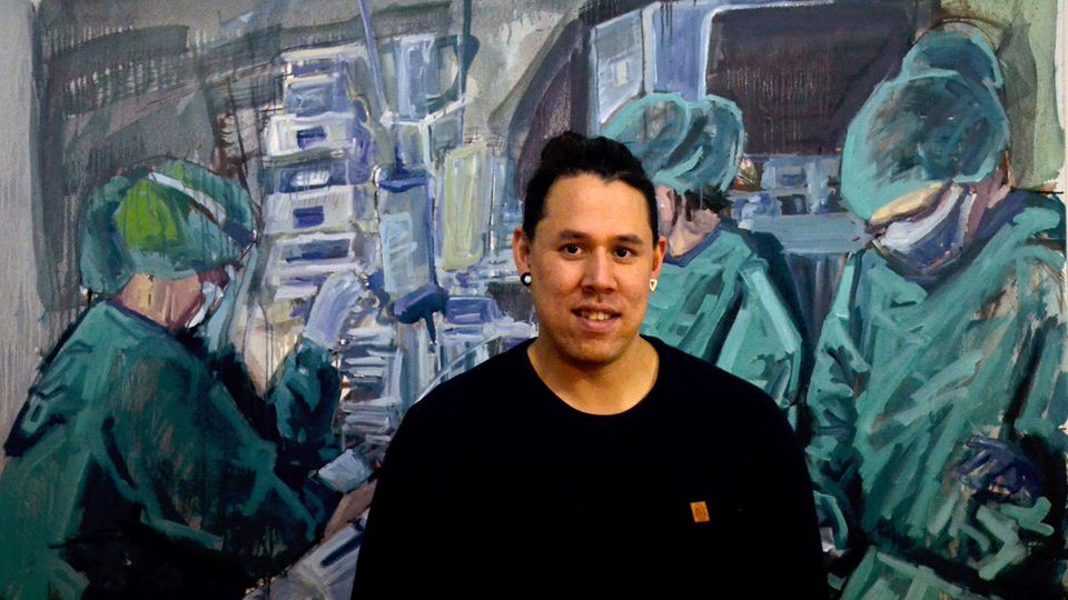 Simon Surjasentana vor einem seiner Gemälde