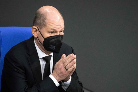 Bundeskanzler Olaf Scholz mit schwarzer Maske im Bundestag