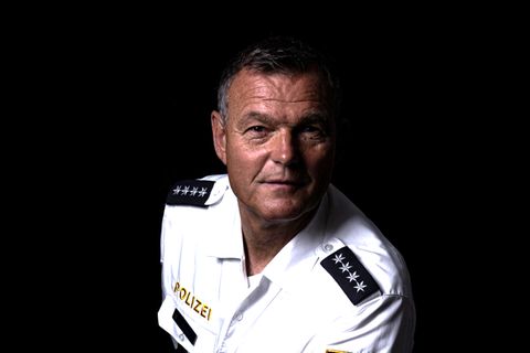 Lothar Riemer, 61, ist pensionierter Polizist. Er arbeitete als Zivilfahnder, auf der Autobahn, im Streifendienst und bei der Kriminalpolizei. Für Polizeimissionen reiste er nach Bosnien und Afghanistan. Zuletzt lehrte er an der Polizeischule Dachau. In seinem Podcast spricht er über seine Erfahrungen als Ermittler.