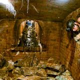 In der überraschend geräumigen Kanalisation unter dem Plumpsklo warten nicht nur Viehzeug wie Kakerlaken und Schlangen – sondern natürlich auch jede Menge Kloake.