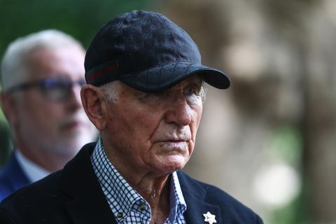 Prinz Frédéric von Anhalt, der letzte Ehemann von Zsa Zsa Gabor, bei der Urnenbeisetzung der Hollywood-Diva