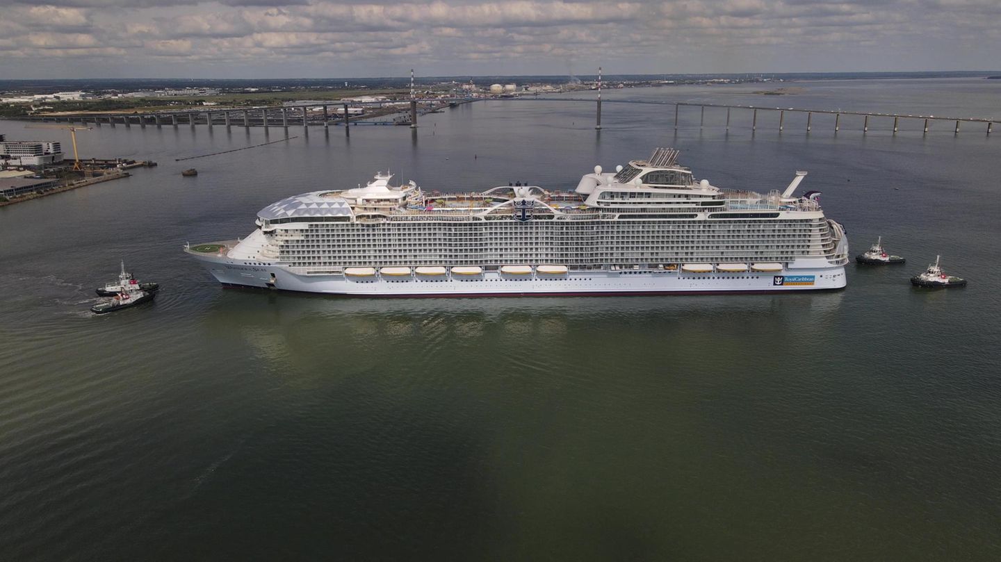 Mit einer Länge von 362 Metern und einer Bruttoraumzahl von 236.857 BRZ schlägt die "Wonder of the Seas" in ihren Maßen all ihre Schwesternschiffe.