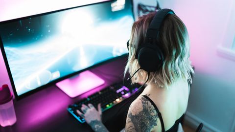 Ultrawide-Monitor: Eine Frau sitzt vor einem Ultrawide-Monitor und spielt daran.