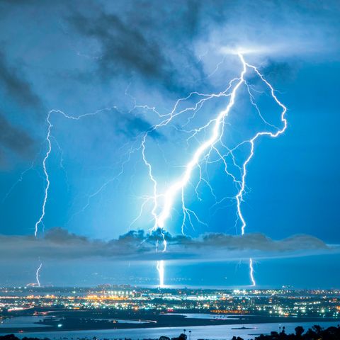 Blitze während eines Gewitters über den Innenstädten von San Diego und Coronado