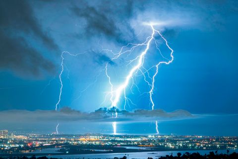 Blitze während eines Gewitters über den Innenstädten von San Diego und Coronado