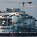 Platz für 6988 Kreuzfahrtgäste: Blick auf das noch in Bau befindliche Heck der "Wonder of the Seas", wo das offene Aqua Theater untergebracht wird.