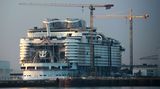 Platz für 6988 Kreuzfahrtgäste: Blick auf das noch in Bau befindliche Heck der "Wonder of the Seas", wo das offene Aqua Theater untergebracht wird.