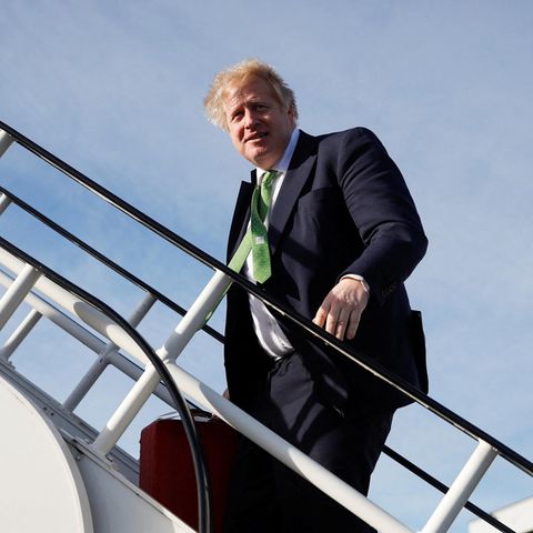 Hat den ersten Sturm überstanden: Briten-Premier Boris Johnson auf dem Weg zu einem Besuch in der Ukraine