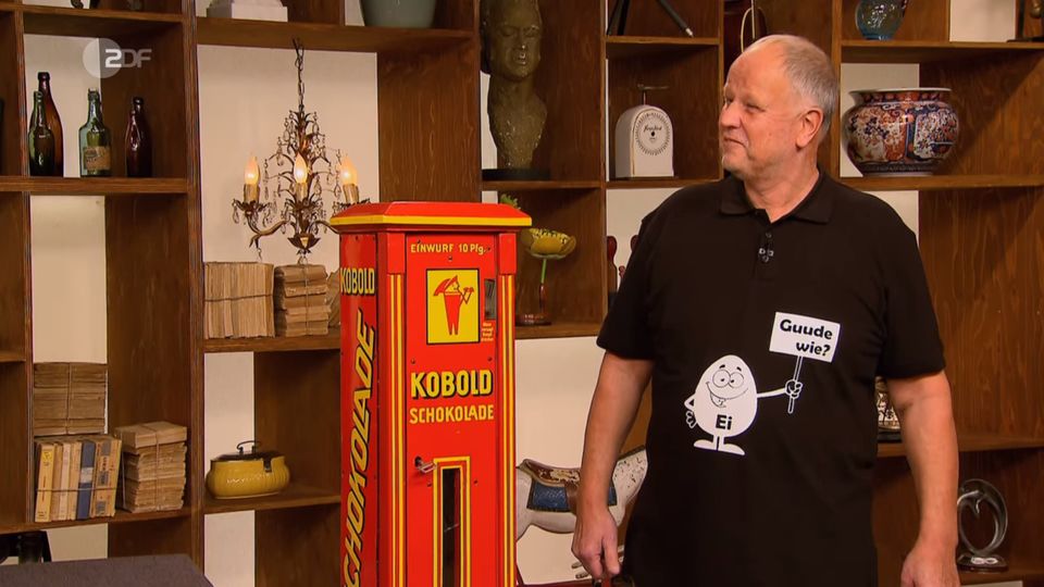 Klaus Otterbein steht im Studio von Bares für Rares neben seinem Automaten