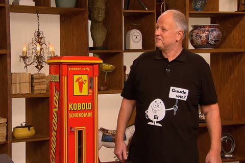 Klaus Otterbein steht im Studio von Bares für Rares neben seinem Automaten
