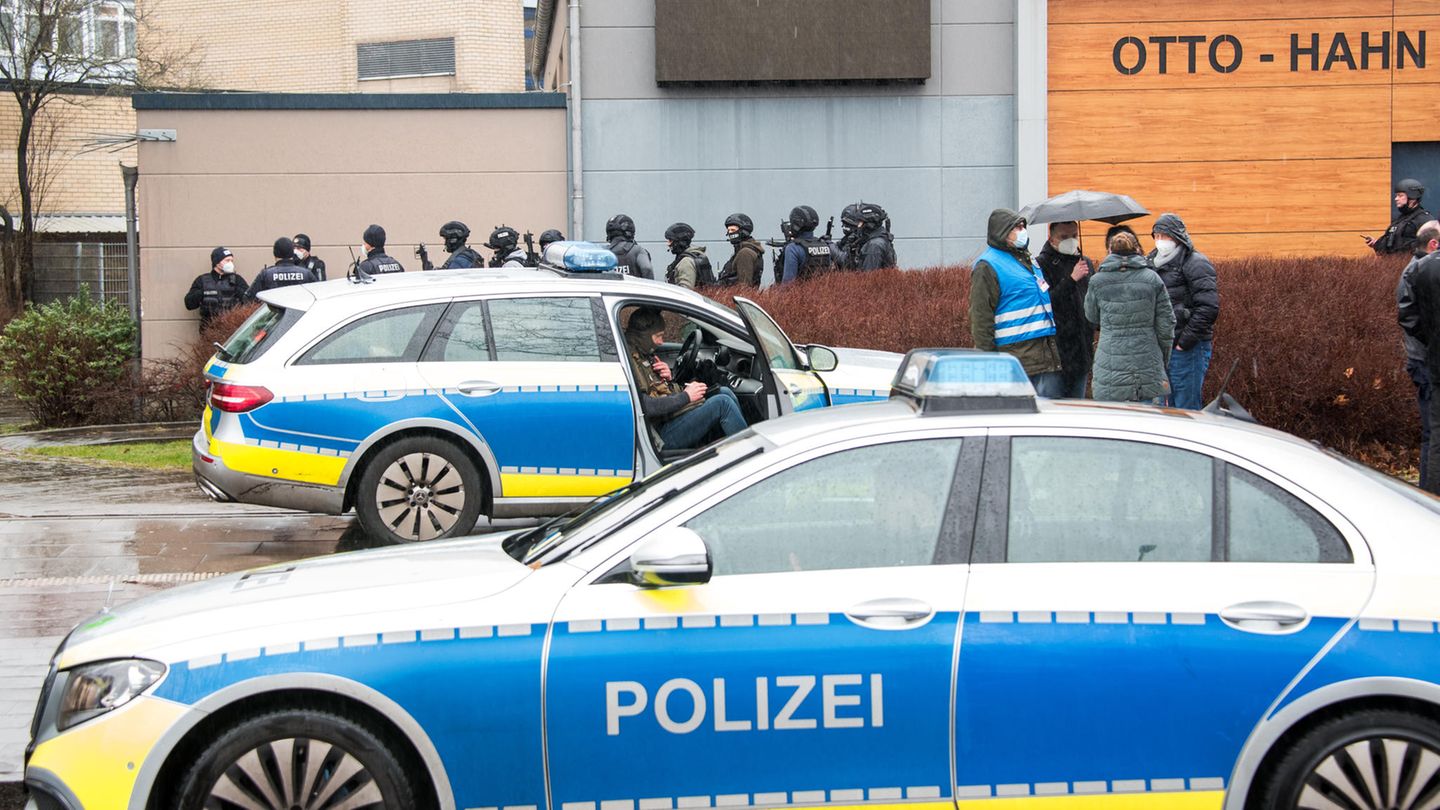 Schauplatz Otto-Hahn-Schule in Hamburg-Jenfeld. Die Polizei ist mit einem Großaufgebot vor Ort, darunter auch Spezialeinsatzkräfte