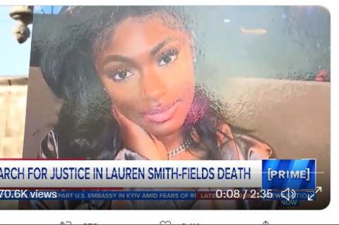 Ein Screenshot zeigt das Foto einer Demonstration mit dem Foto einer schwarzen jungen Frau