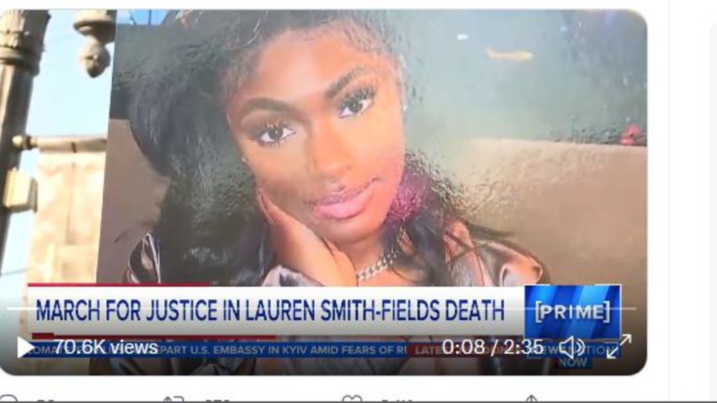 Ein Screenshot zeigt das Foto einer Demonstration mit dem Foto einer schwarzen jungen Frau