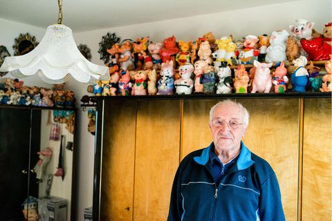Hannelore ist weg, aber ihre Schweine sind noch überall in der 63 Quadratmeter großen Wohnung des Paars in Köln-Vingst
