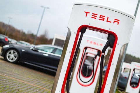 Autos stehen an den Superchargern von Tesla