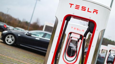 Autos stehen an den Superchargern von Tesla