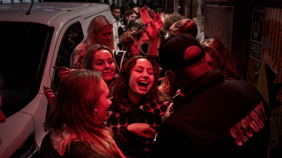 Eine Gruppe von Mädchen freut sich darauf, endlich die "LA Tequila Bar" betreten zu können