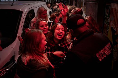 Eine Gruppe von Mädchen freut sich darauf, endlich die "LA Tequila Bar" betreten zu können