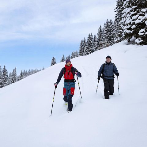 Zwei Männer mit Schneeschuhen im Schnee