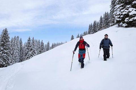 Zwei Männer mit Schneeschuhen im Schnee