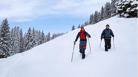 Zwei Männer mit Schneeschuhen im Schnee