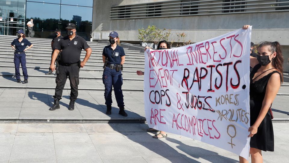 Auf Zypern wurde eine junge Frau mutmaßlich vergewaltigt. Bei einer früheren Verhandlung standen Demonstrant:innen vor dem Gericht.