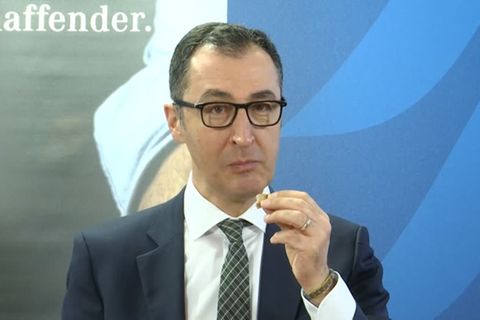 Video: Özdemir würdigt die Kunst des Brotbackens
