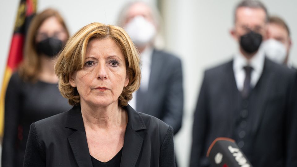 Todesschüsse auf Polizisten: "So etwas Widerliches werden wir nicht tolerieren" – LKA ermittelt hunderte Hasskommentare nach Polizistenmorden Todesschüsse auf Polizisten: "So etwas Widerliches werden wir nicht tolerieren" – LKA ermittelt hunderte Hasskommentare nach Polizistenmorden