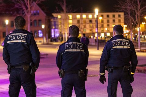 Polizeiabsperrung während einer Demo gegen Corona-Maßnahmen 