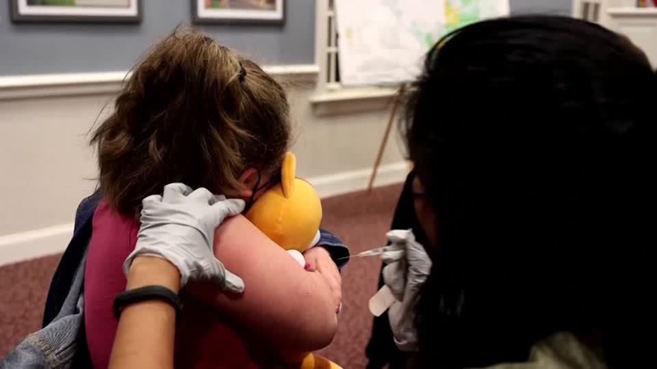 Video: Pfizer und BioNTech: Antrag auf US-Impfstoffzulassung für Kinder unter fünf Jahren Video: Pfizer und BioNTech: Antrag auf US-Impfstoffzulassung für Kinder unter fünf Jahren