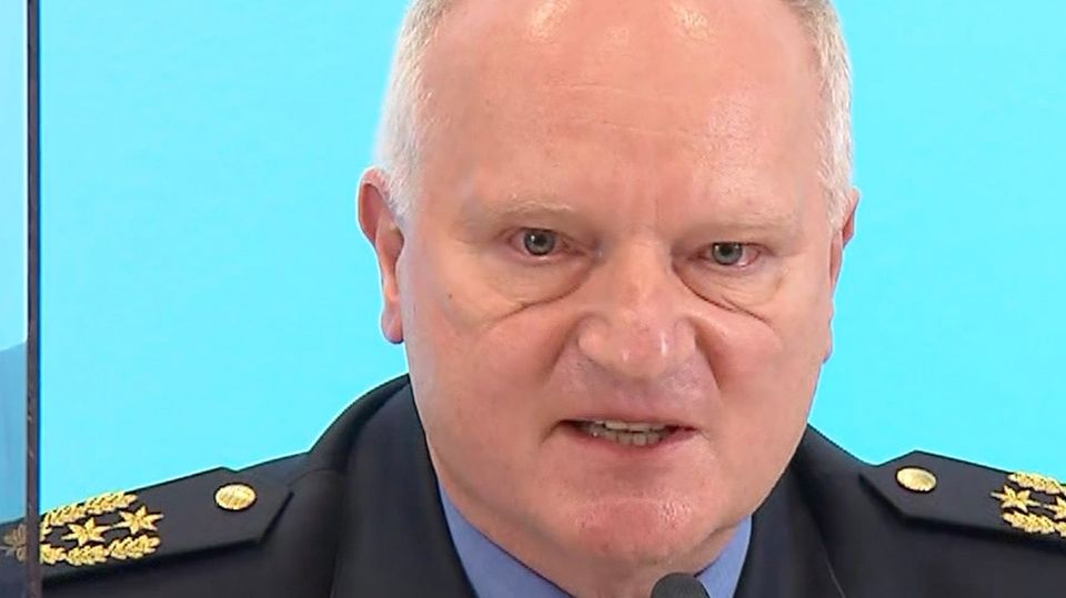 Mit Tränen in den Augen: Polizeipräsident berichtet wie er Mutter tröstete Mit Tränen in den Augen: Polizeipräsident berichtet wie er Mutter tröstete