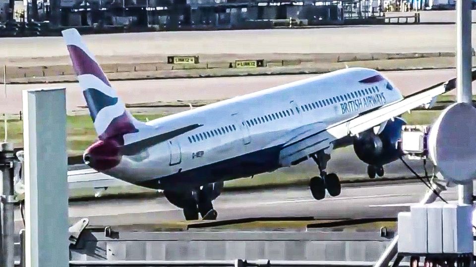 Spektakuläres Landemanöver: Flugzeug droht umzukippen und schlägt fast mit Heck auf Spektakuläres Landemanöver: Flugzeug droht umzukippen und schlägt fast mit Heck auf