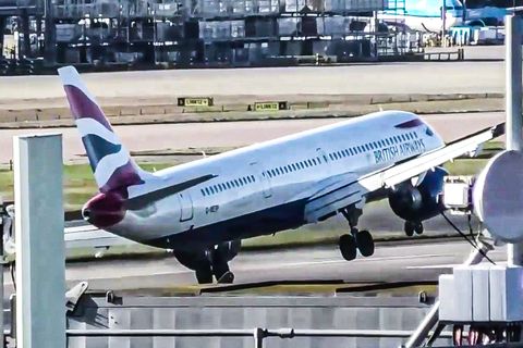Spektakuläres Landemanöver: Flugzeug droht umzukippen und schlägt fast mit Heck auf