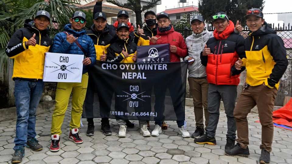 In Kathmandu: Das nepalesische Bergsteigerteam vor ihrer Abreise zum Mount Cho Oyu
