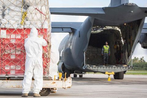 Auf dem Fua'amotu International Airport in Tonga werden Hilfsgüter aus Australien ausgeladen