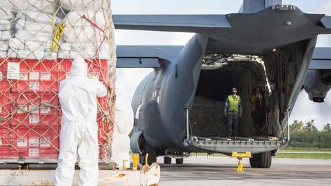Auf dem Fua'amotu International Airport in Tonga werden Hilfsgüter aus Australien ausgeladen