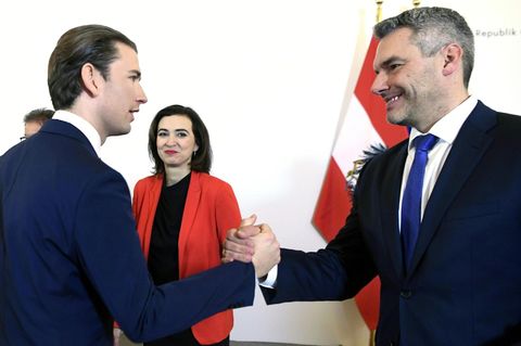 Karl Nehammer und Sebastian Kurz geben sich die Hand