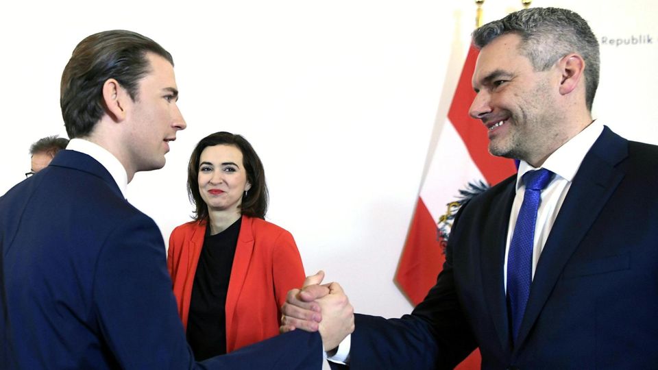 Karl Nehammer und Sebastian Kurz geben sich die Hand