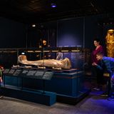 Wie die Tempel des Alten Ägypten arbeitet die Ausstellung mit dem Spiel des Lichtes in dunklen Räumen.