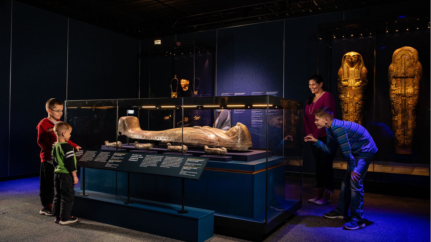 Wie die Tempel des Alten Ägypten arbeitet die Ausstellung mit dem Spiel des Lichtes in dunklen Räumen.