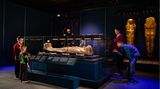 Wie die Tempel des Alten Ägypten arbeitet die Ausstellung mit dem Spiel des Lichtes in dunklen Räumen.