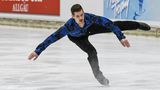 Der amtierende Deutsche Meister Paul Fentz ist ein leidenschaftlicher Eiskunstläufer. Das muss man deshalb betonen, weil er schon vor zwei Jahren seine Stelle in der Sportförderkompanie der Bundeswehr verlor und ihm im Oktober des vergangenen Jahres Kaderförderung und Sporthilfe gestrichen wurden. Der Mann erfährt also keinerlei Unterstützung mehr. Trotzdem macht Fentz unbeirrt weiter und darf sich mit gutem Gewissen bester deutscher Eiskunstläufer nennen. Die Olympia-Norm für den Einzelwettbewerb verpasste er zwar, aber dennoch wurde er in die Mannschaft für Peking berufen und startet damit im Teamwettbewerb.