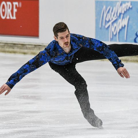 Der amtierende Deutsche Meister Paul Fentz ist ein leidenschaftlicher Eiskunstläufer. Das muss man deshalb betonen, weil er schon vor zwei Jahren seine Stelle in der Sportförderkompanie der Bundeswehr verlor und ihm im Oktober des vergangenen Jahres Kaderförderung und Sporthilfe gestrichen wurden. Der Mann erfährt also keinerlei Unterstützung mehr. Trotzdem macht Fentz unbeirrt weiter und darf sich mit gutem Gewissen bester deutscher Eiskunstläufer nennen. Die Olympia-Norm für den Einzelwettbewerb verpasste er zwar, aber dennoch wurde er in die Mannschaft für Peking berufen und startet damit im Teamwettbewerb.