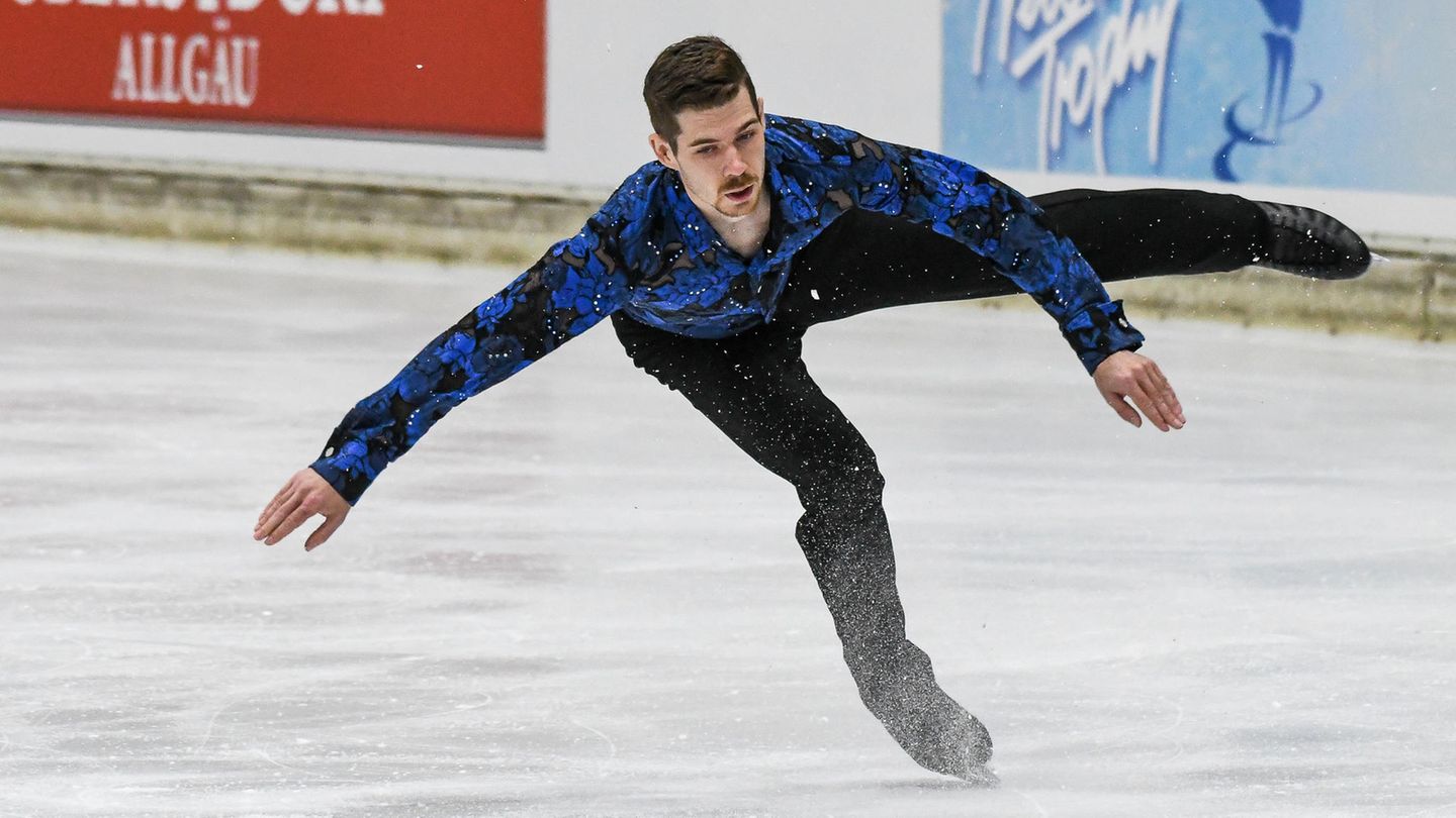 Der amtierende Deutsche Meister Paul Fentz ist ein leidenschaftlicher Eiskunstläufer. Das muss man deshalb betonen, weil er schon vor zwei Jahren seine Stelle in der Sportförderkompanie der Bundeswehr verlor und ihm im Oktober des vergangenen Jahres Kaderförderung und Sporthilfe gestrichen wurden. Der Mann erfährt also keinerlei Unterstützung mehr. Trotzdem macht Fentz unbeirrt weiter und darf sich mit gutem Gewissen bester deutscher Eiskunstläufer nennen. Die Olympia-Norm für den Einzelwettbewerb verpasste er zwar, aber dennoch wurde er in die Mannschaft für Peking berufen und startet damit im Teamwettbewerb.