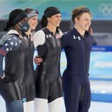 Die US-Eisschnellläuferin Brittany Bowe (2.v.r.) hat gegenüber ihrer Teamkollegin Erin Jackson (l.) eine große Geste gezeigt und ihr den Startplatz für Olympia auf der 500-Meter-Sprint-Strecke überlassen. Jackson, die Gold-Favoritin über diese Distanz ist, war beim Ausscheidungsrennen in Milwaukee gestrauchelt und nur Dritte geworden, dem US-Team stehen aber nur zwei Plätze zu. Für Bowe war die Sache schnell klar: Sie verzichtet für Erin, die größere Chancen auf eine Medaille hat. Zur Wahrheit gehört, dass Bowe die Quali für ihre Paradedisziplinen über 1000 (hier hält sie den Weltrekord) und 1500 Meter schon in der Tasche hatte. Und: Die beiden Athletinnen stammen beide aus Ocala und sind eng befreundet. Dennoch ist der Verzicht nicht selbstverständlich.